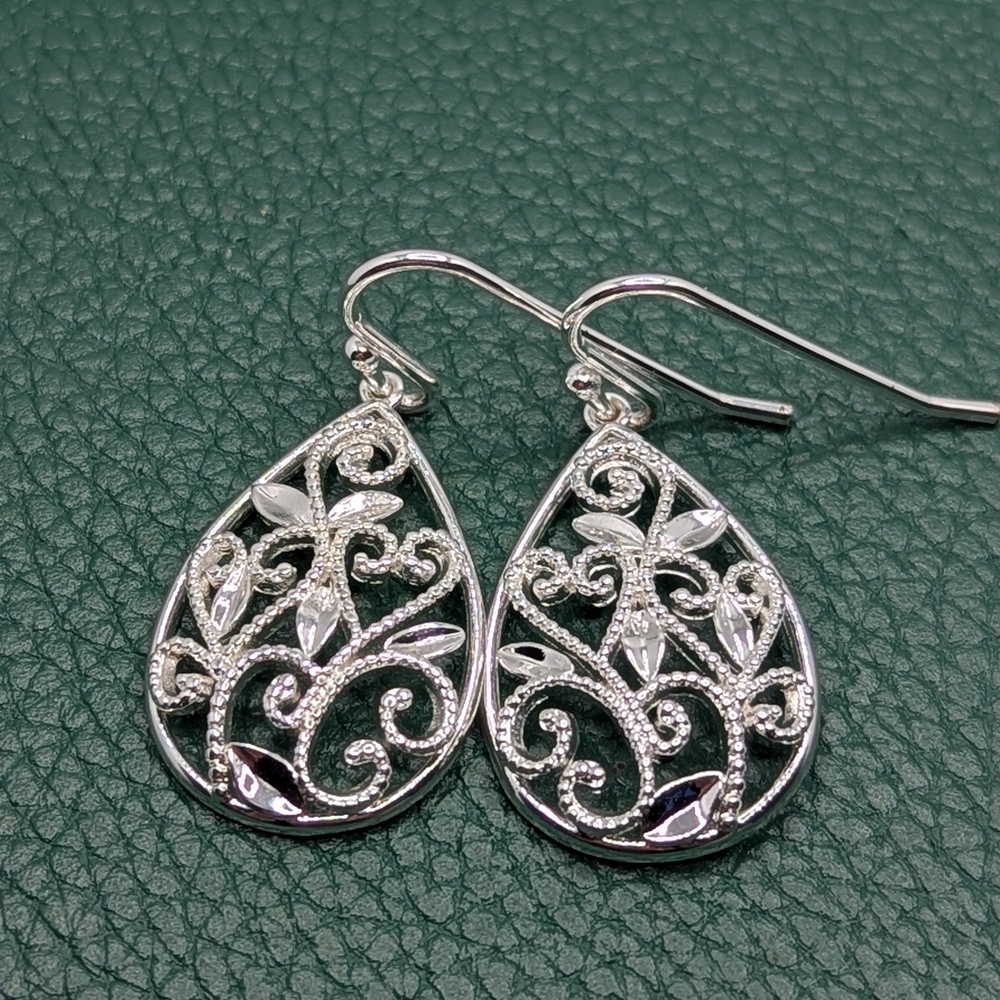 🪷 Elegant Silver Filigree Earrings ✨